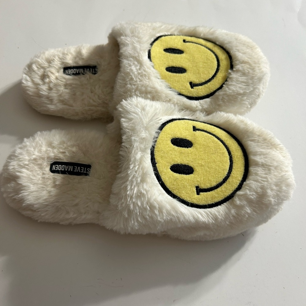 STEVE MADDEN WHITE SMILEY FACE WOMEN’S SLIPPERS SIZE LARGE